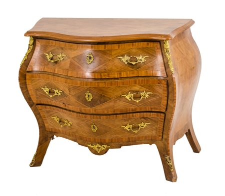 CASSETTONCINO sagomato in noce a tre cassetti con guarniture in bronzo...