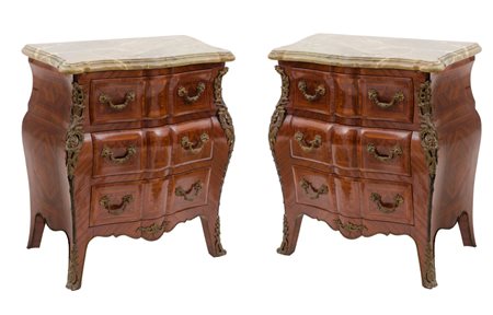 COPPIA COMODINI stile Luigi XV a tre cassetti in bois de rose, piano in marmo...