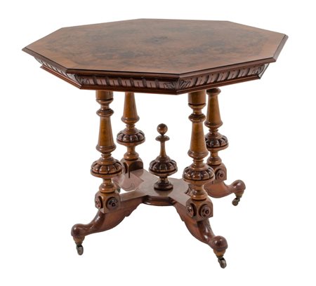 TAVOLINO ottagonale in noce e radica di noce. Olanda XIX secolo Misure: cm...