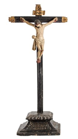 CROCIFISSO in legno laccato (Cristo h cm 30). Spagna XVIII secolo Misure: h...