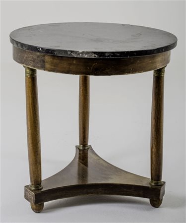 TAVOLINO tondo stile Impero in mogano, piano in marmo nero. Francia primi...
