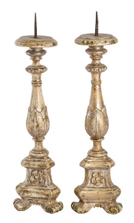 COPPIA TORCERI in legno argentato. Italia XIX secolo Misure: h cm 53