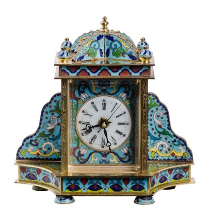 OROLOGIO in cloisonnet ed ottone. Cina meta’ ’900 Misure: cm 21 x 8,5 x h 22,5