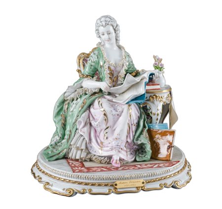 GRUPPO in porcellana decorata a mano raffigurante "dama in lettura"....