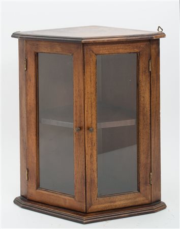 TECA angolare a due ante in noce. Italia XX secolo Misure: cm 43 x 33 x h 49