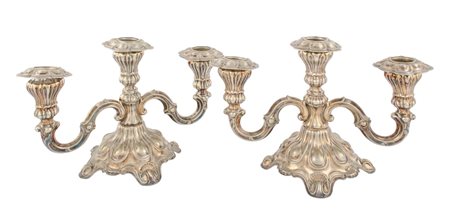 COPPIA CANDELABRI a tre luci in argento. Italia XX secolo Misure: h cm 18