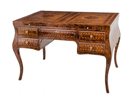 SCRIVANIA stile Luigi XV con cassetto centrale, quattro cassetti laterali e...