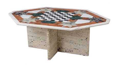 TAVOLO ottagonale in marmo con scacchiera intarsiatA sul piano. Italia XX...