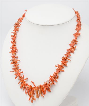 COLLANA realizzata con rametti di corallo degradee'..