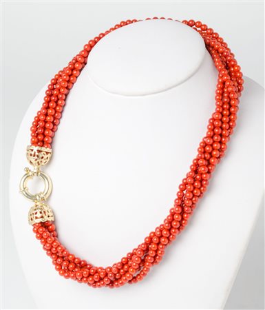 COLLANA realizzata con fili di sfere in corallo a torciglione.