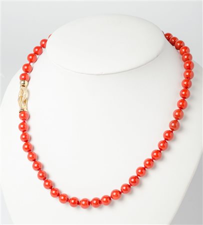 COLLANA realizzata con filo di sfere in corallo.