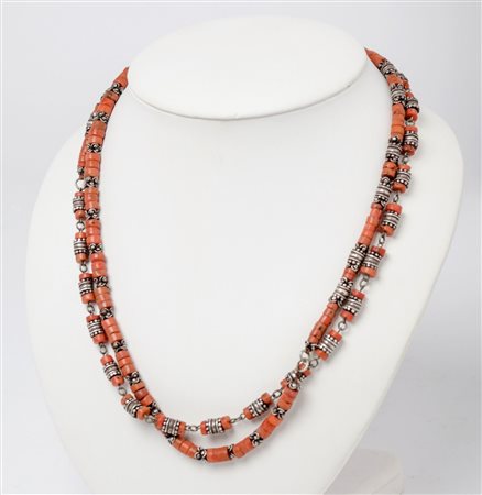 COLLANA in corallo ed argento.