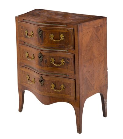 CASSETTONCINO Luigi XV a tre cassetti in noce, maniglie e borchie in bronzo....