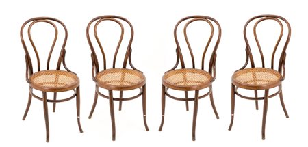 QUATTRO SEDIE Thonet in faggio curvato a fuoco (seduta h cm 46). Primi '900...