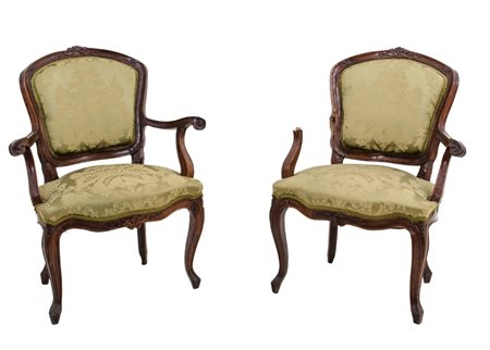 COPPIA POLTRONE Luigi XV in noce (bracciolo mancante). Italia meta' '700...