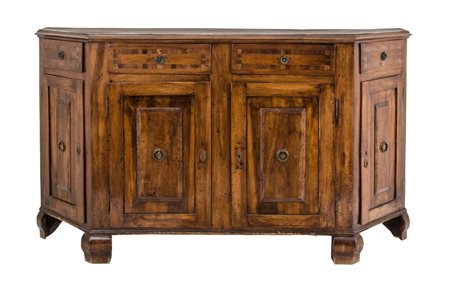 CREDENZA scantonata in noce a quattro ante con quattro cassetti. Toscana...