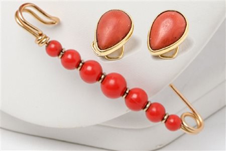 LOTTO composto da SPILLA in oro giallo 18 Kt. con corallo e da ORECCHINI In...
