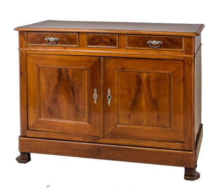 CREDENZA in ciliegio a due ante e tre cassetti. XIX secolo Misure: cm 136 x...