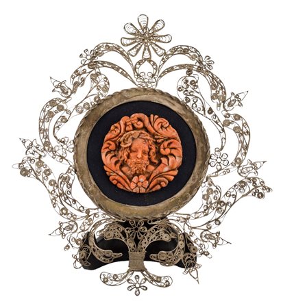 MEDAGLIONE in corallo raffigurante "volto maschile" entro cornicetta in...