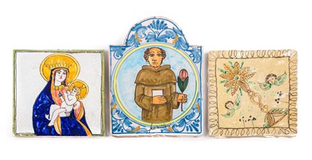 LOTTO composto da tre MATTONELLE in ceramica smaltata e dipinta raffiguranti...