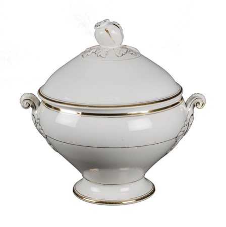 ZUPPIERA in porcellana Ginori bianca con perfili in oro. XX secolo Misure: h...