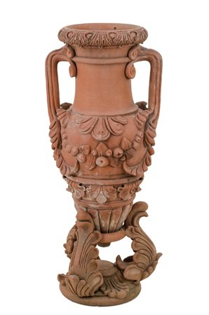 VASO in terracotta di gusto eclettico. Italia XX secolo Misure: h cm 118