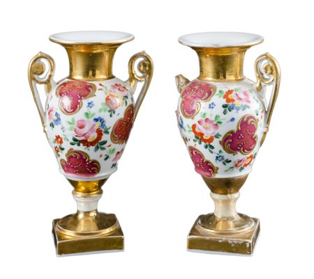 COPPIA VASETTI Impero in porcellana dipinta e lumeggiata in oro (rotture)....