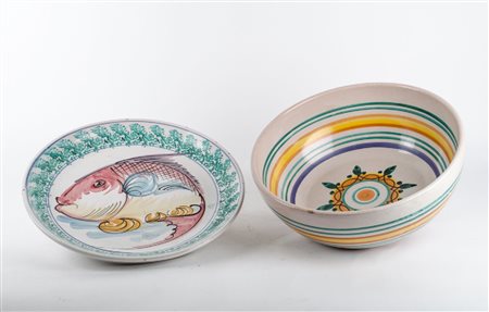 LOTTO composto da PIATTO e da CIOTOLA in ceramica dipinta. Sicilia XX secolo...