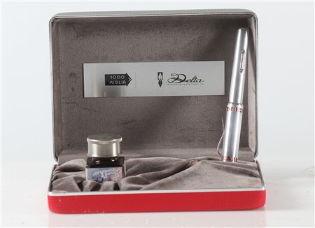 MANIFATTURA Stilografica Delta. 2001. Resina e metallo. . Stilografica Delta...