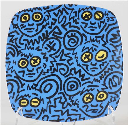 HARING KEITH (1958 - 1990) D'apres Keith Haring. piatto in ceramica. Cm 20,00...