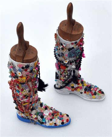DANIELA BILLI Senza titolo Assemblaggio su coppia di stivali h. cm. 59...