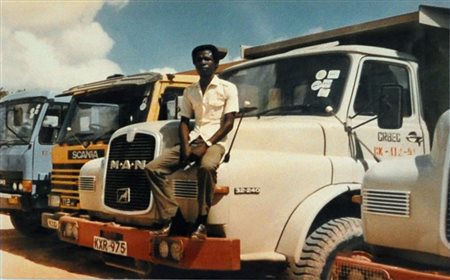 RICHARD ONYANGO Senza titolo, 1987 Fotografia a colori es. 1/3 cm. 20,2x30...