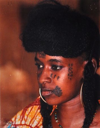 MAINZOUMBOU Alima, 1994 Fotografia a colori Es. 1/1 cm. 37,5x29,5 Firma,...