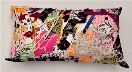 MANUELA MENICI Racconti del cuscino, 2005 Tecnica mista e assemblaggio su...