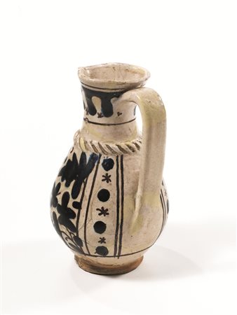 Boccale Viterbo, 1450 circa Maiolica, corpo ceramico color ocra chiaro,...
