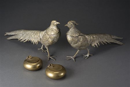 Lotto composto da due posaceneri in ottone e due sculture in bronzo...