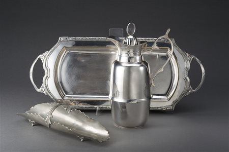 Lotto composto da : un termos, un vassoio biansato in metallo argentato ed un...