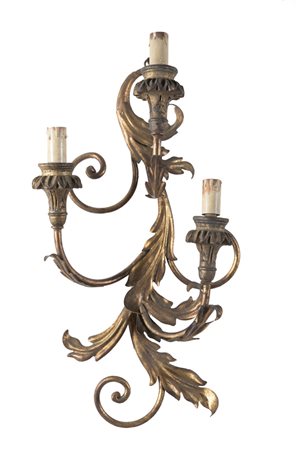 Appliques a tre luci in metallo dorato e sbalzato a volute fogliate con porta...