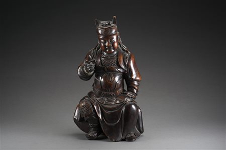 Figura in legno di un ufficiale seduto, indossa armatura e copricapo (rotture...