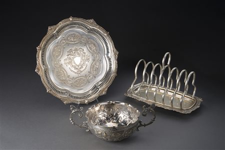 Lotto composto da una coppa biansata, un piatto traforato e un porta toast in...