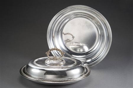 Lotto composto da una legumiera con coperchio ed un'alzata in metallo argentato