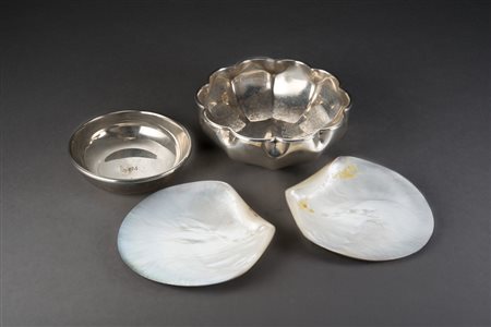 Lotto composto da due saliere con cucchiaini in madre perla e due ciotole in...