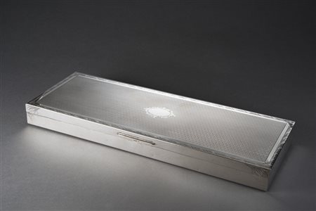 Scatola portasigari in lamina d'argento inciso a motivi geometrici...