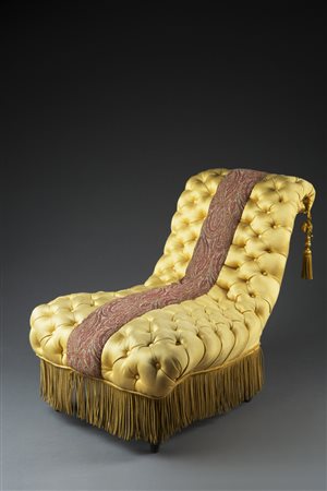 Poltrona da camera in raso giallo capitonnè decorata al centro da stoffa...