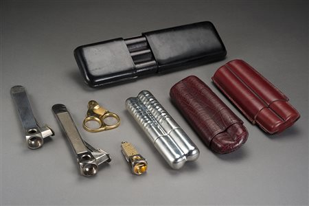 Lotto composto da quattro tagliasigari e quattro custodie per sigari in...