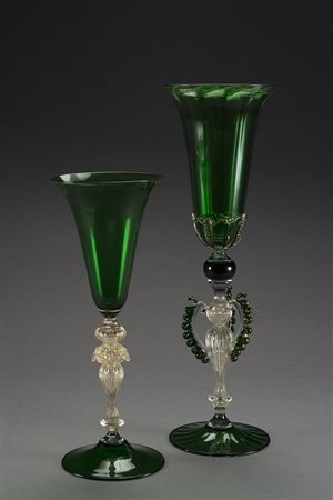 Manifattura di Murano lotto composto da due calici in vetro verde decorati...