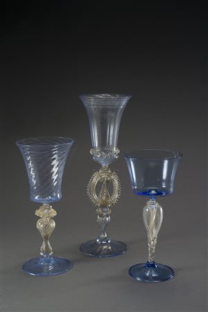 Manifattura di Murano lotto composto da tre calici in vetro azzurro con...