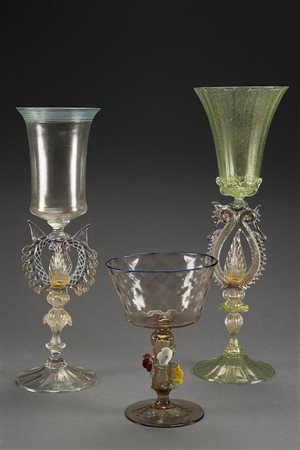 Manifattura di Murano lotto composto da tre calici in vetro incolore e verde...