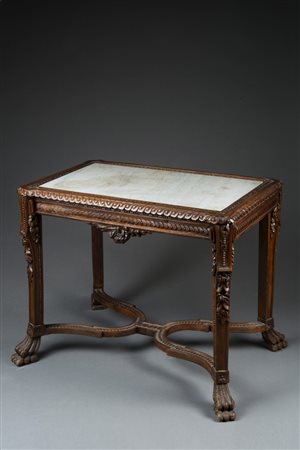 Tavolino da salotto di forma rettangolare con profili intagliati e decorati a...