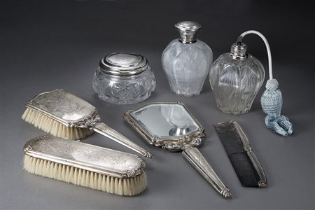 Servizio da toilette in argento cesellato a volute e fiori composto da uno...